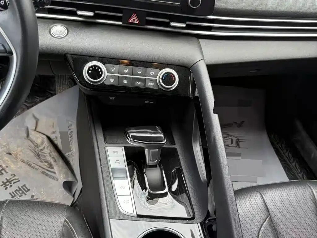 Hyundai Elantra 2023 — фото 12