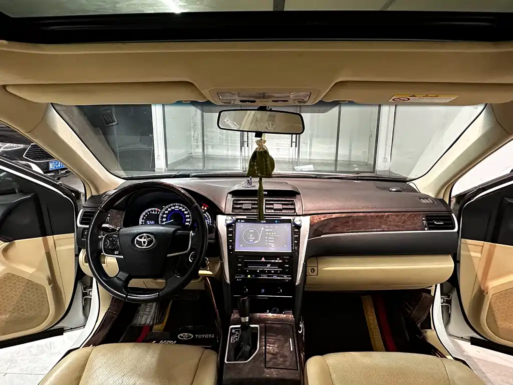 Toyota Camry 2017 — фото 8