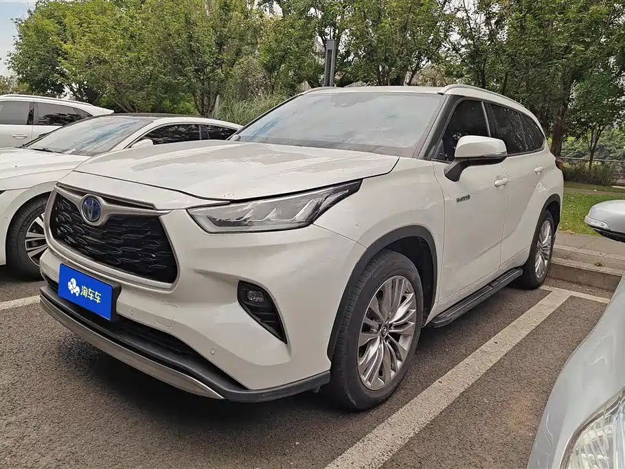 Toyota Highlander 2022 — фото 1