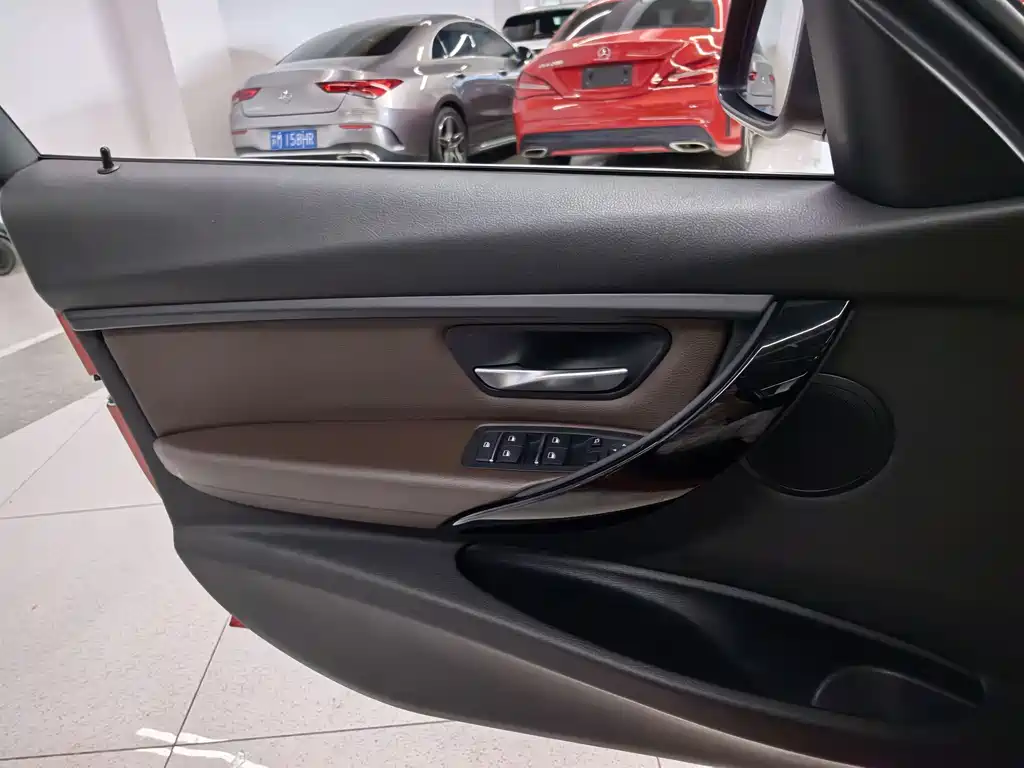 BMW 3 Series 2018 — фото 14