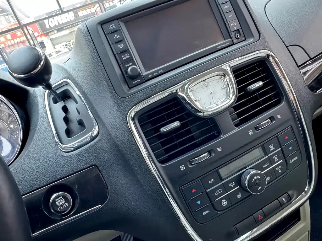Chrysler Grand Voyager 2015 — фото 12