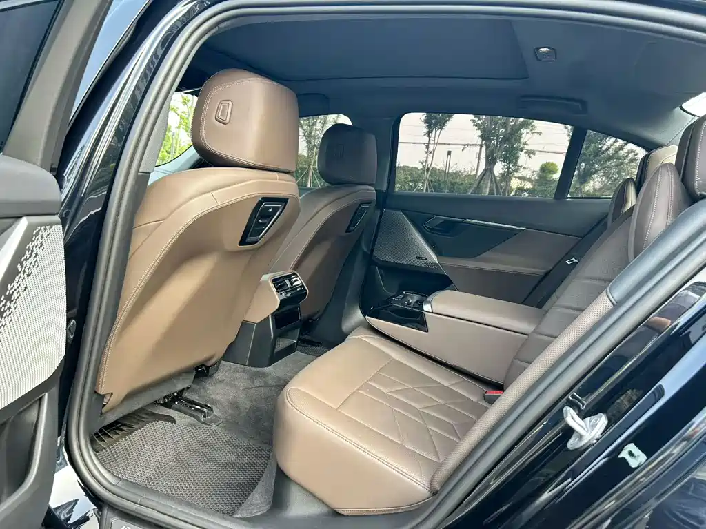 BMW 5 Series 2025