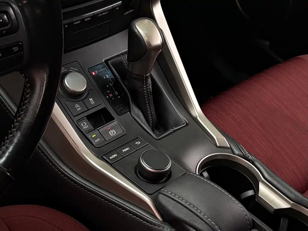 Lexus NX 2017 — фото 14