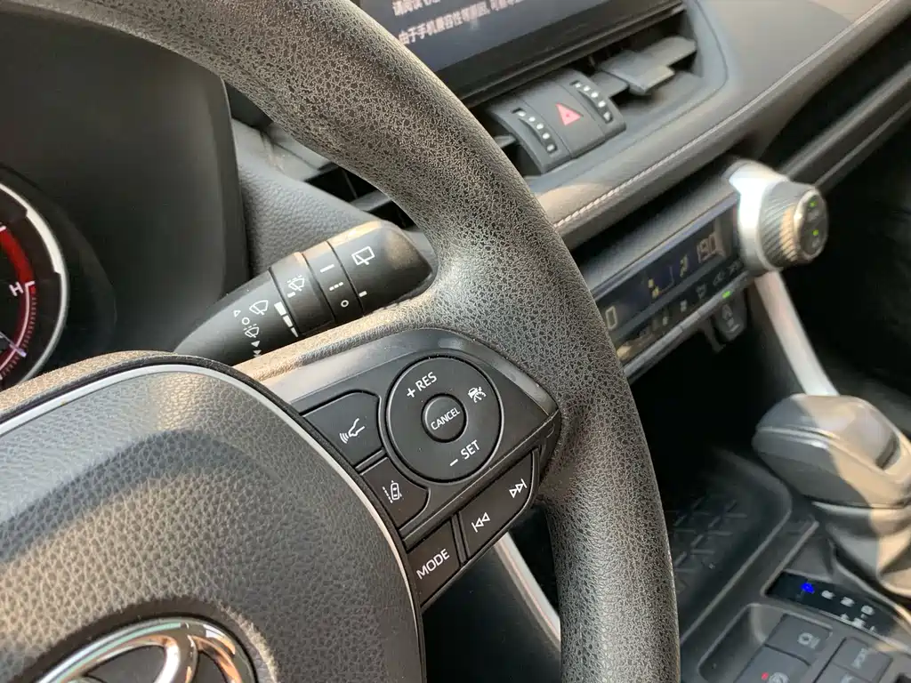 Toyota RAV4 2023 — фото 24