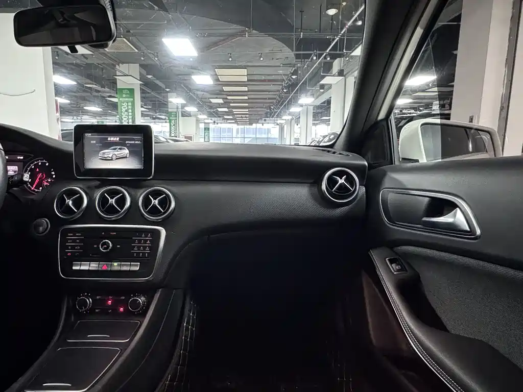 Mercedes-Benz A-Class 2016 — фото 18
