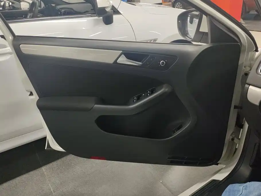 Volkswagen Sagitar 2015