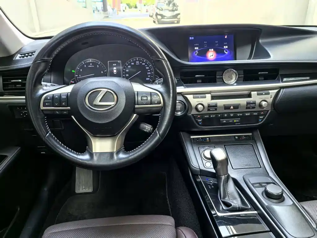 Lexus ES 2018 — фото 4
