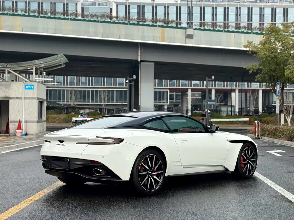 Aston Martin DB11 2020 — фото 7