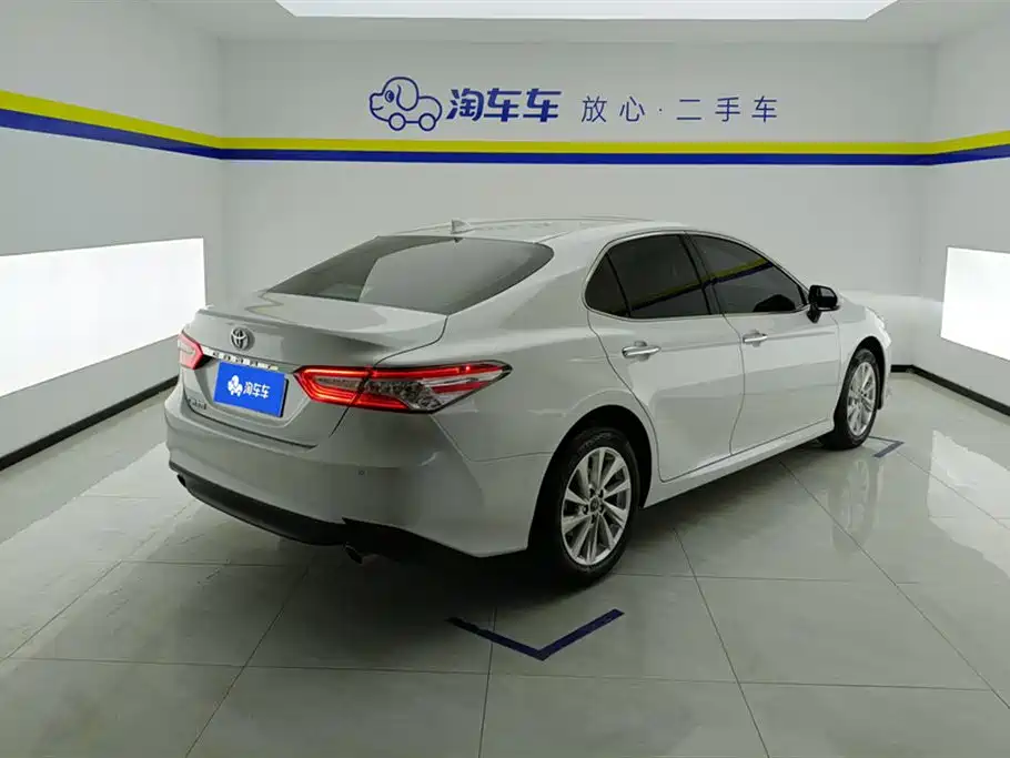 Toyota Camry 2023 — фото 3