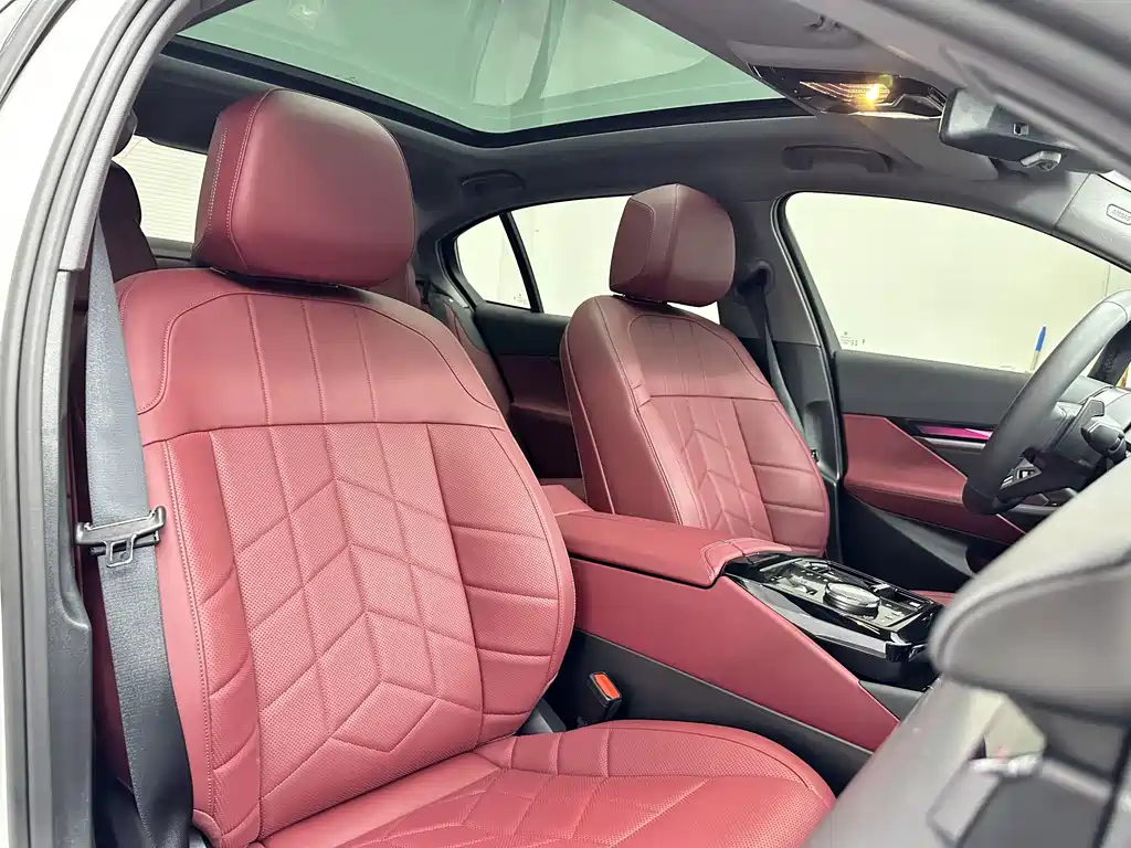 BMW 5 Series 2025 — фото 15