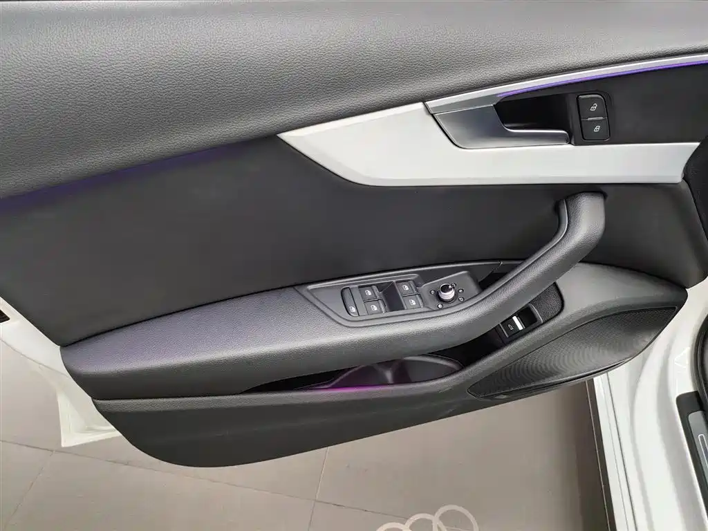 Audi A4L 2023 — фото 12