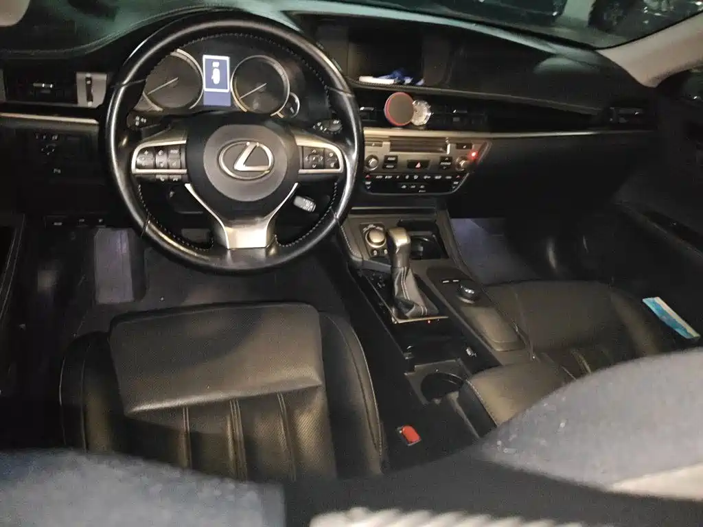 Lexus ES 2017 — фото 13