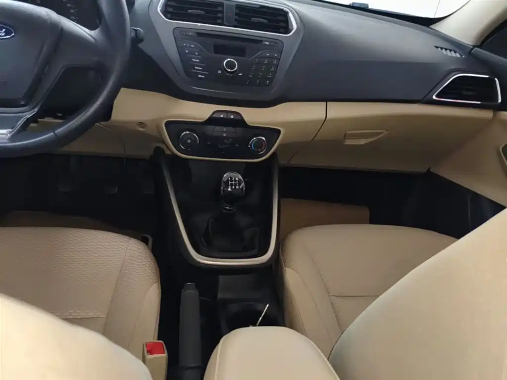 Ford Escort 2018 — фото 14