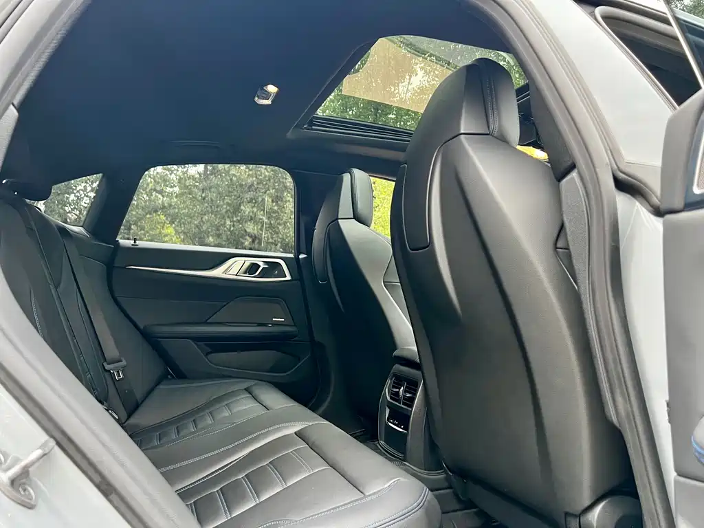 BMW i4 2023 — фото 19