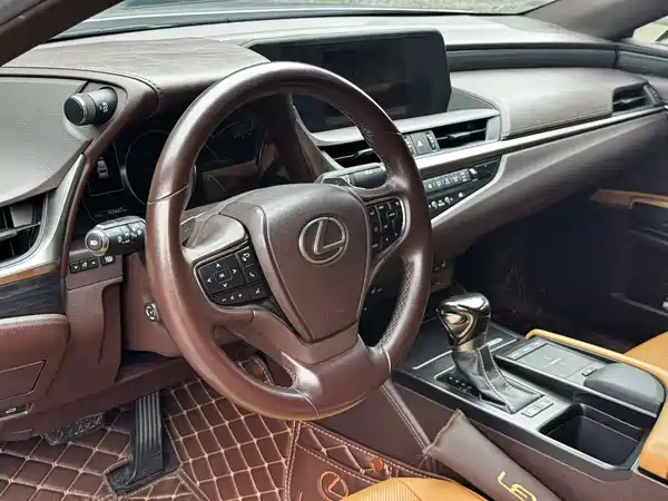 Lexus ES 2019