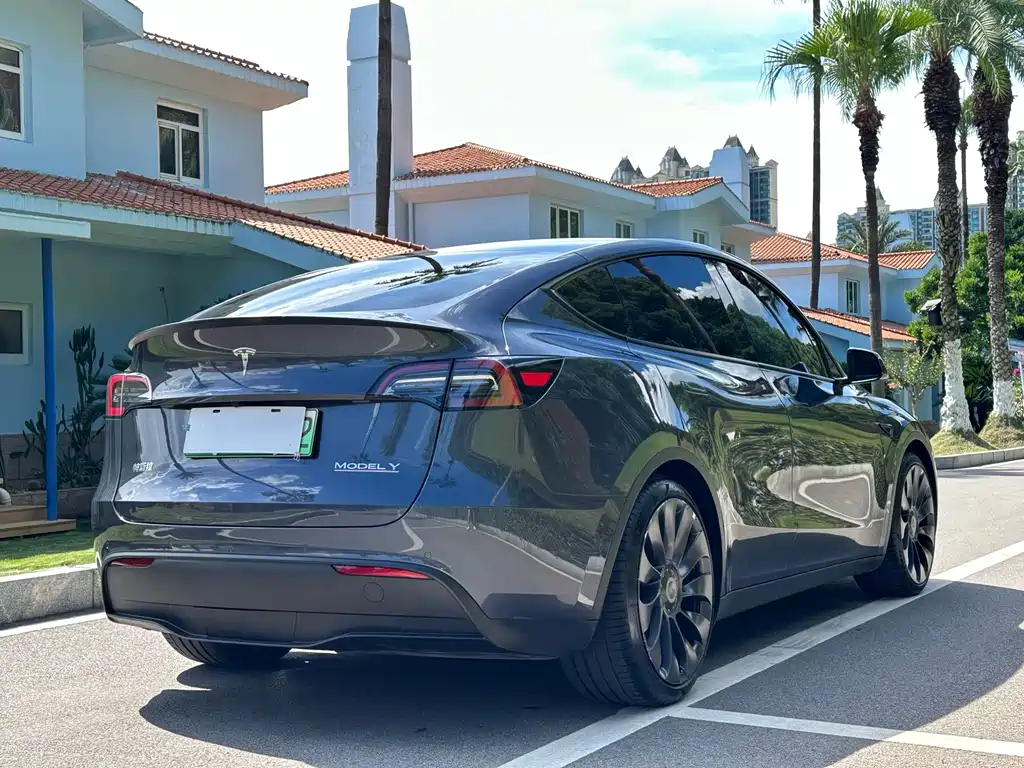 Tesla Model Y 2022 — фото 13