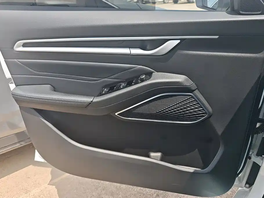 Geely Emgrand 2024