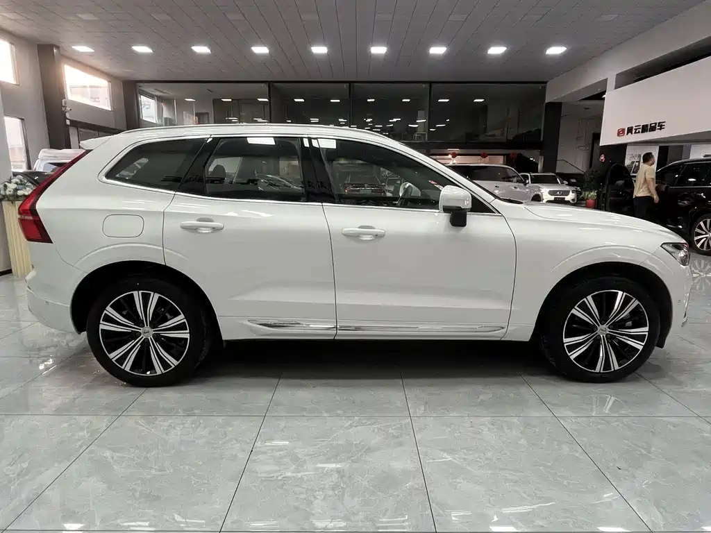 Volvo XC60 Plug-In Hybrid 2021 — фото 6