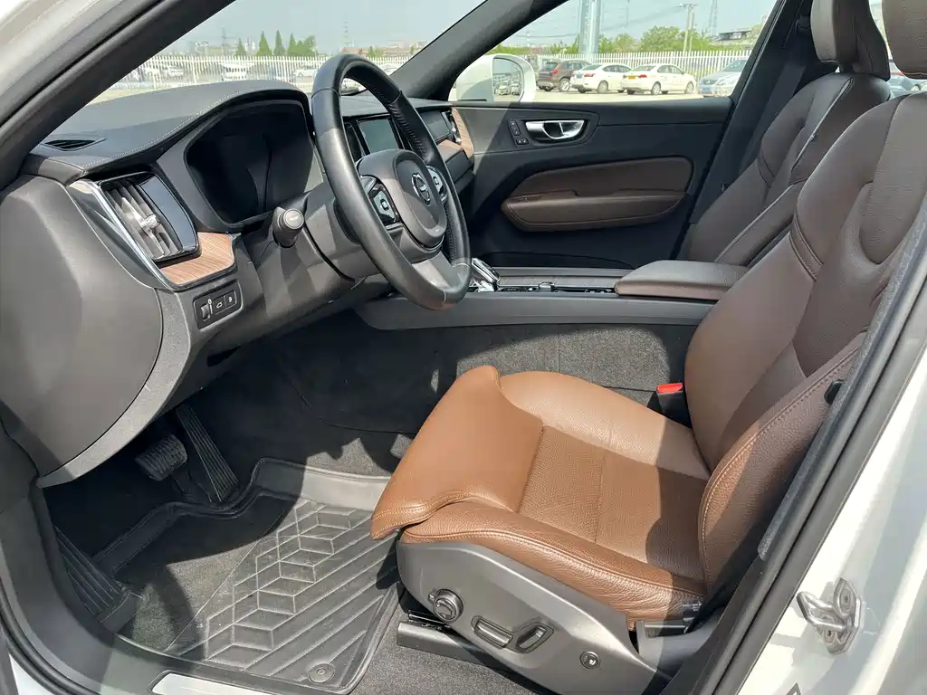Volvo XC60 Plug-In Hybrid 2021 — фото 29