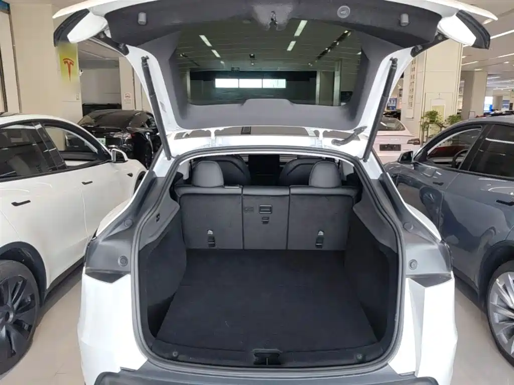 Tesla Model Y 2025 — фото 19