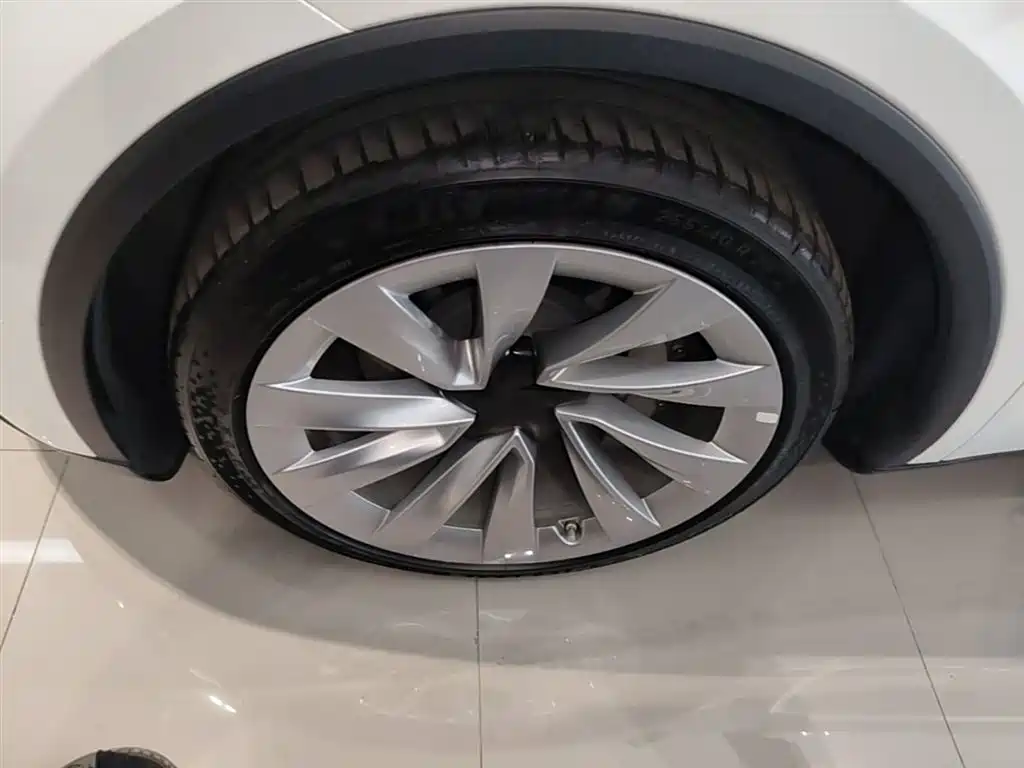 Tesla Model Y 2025 — фото 23