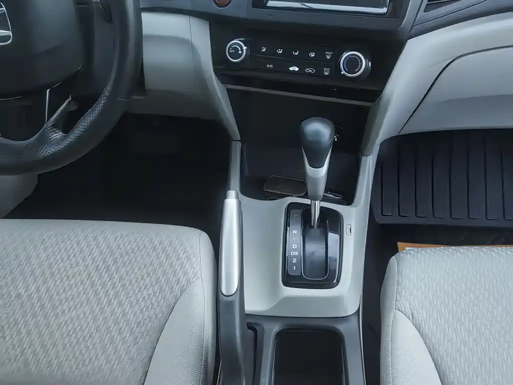 Honda Civic 2015 — фото 15