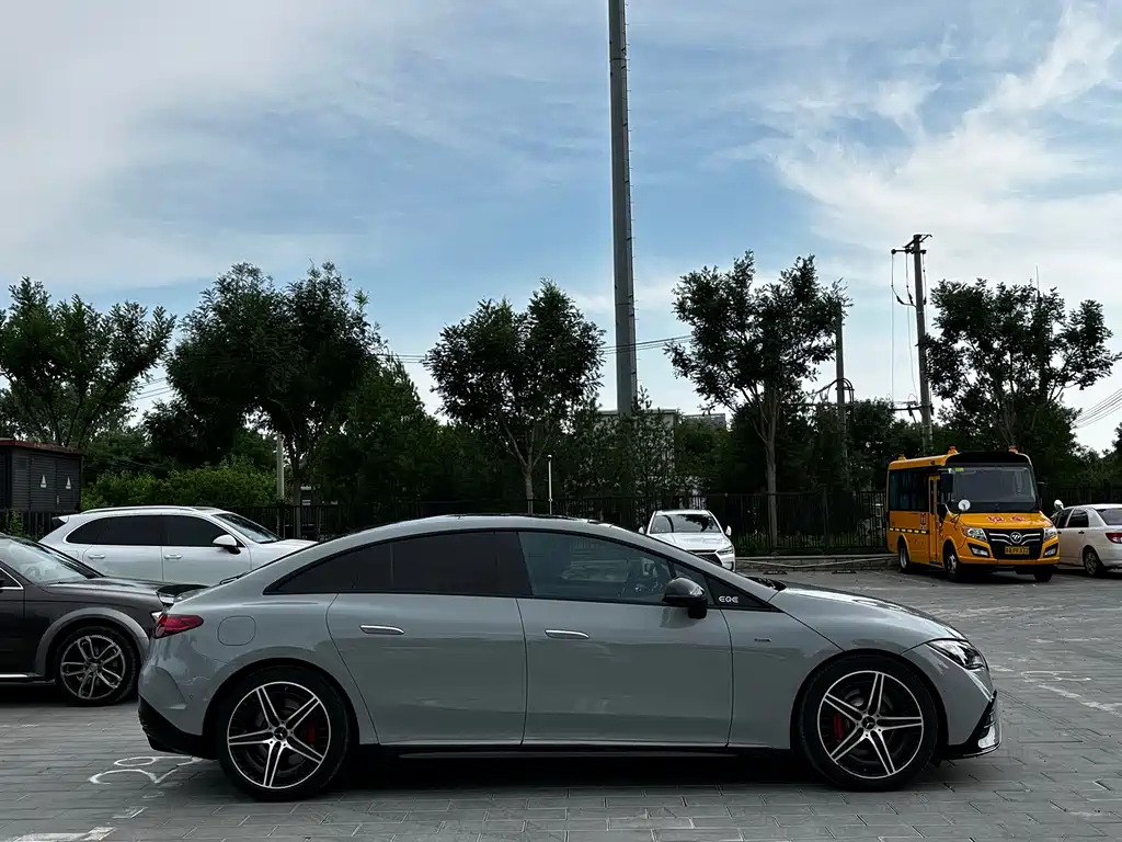 Mercedes-Benz EQE AMG 2024 — фото 10