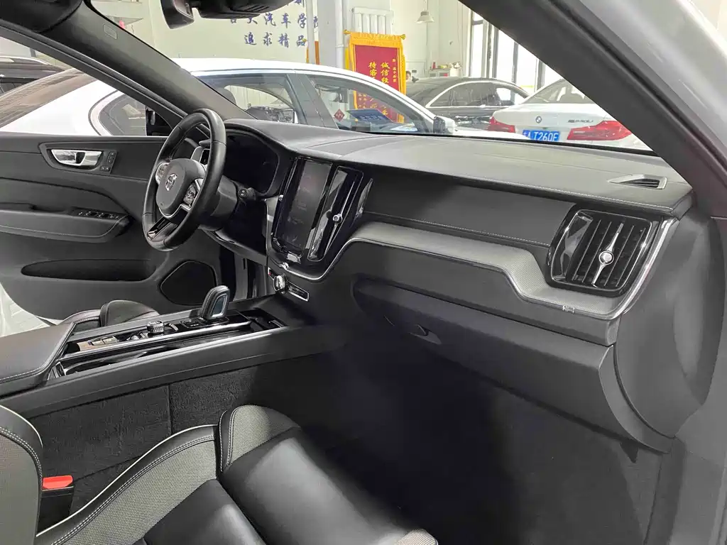 Volvo XC60 Plug-In Hybrid 2021 — фото 8