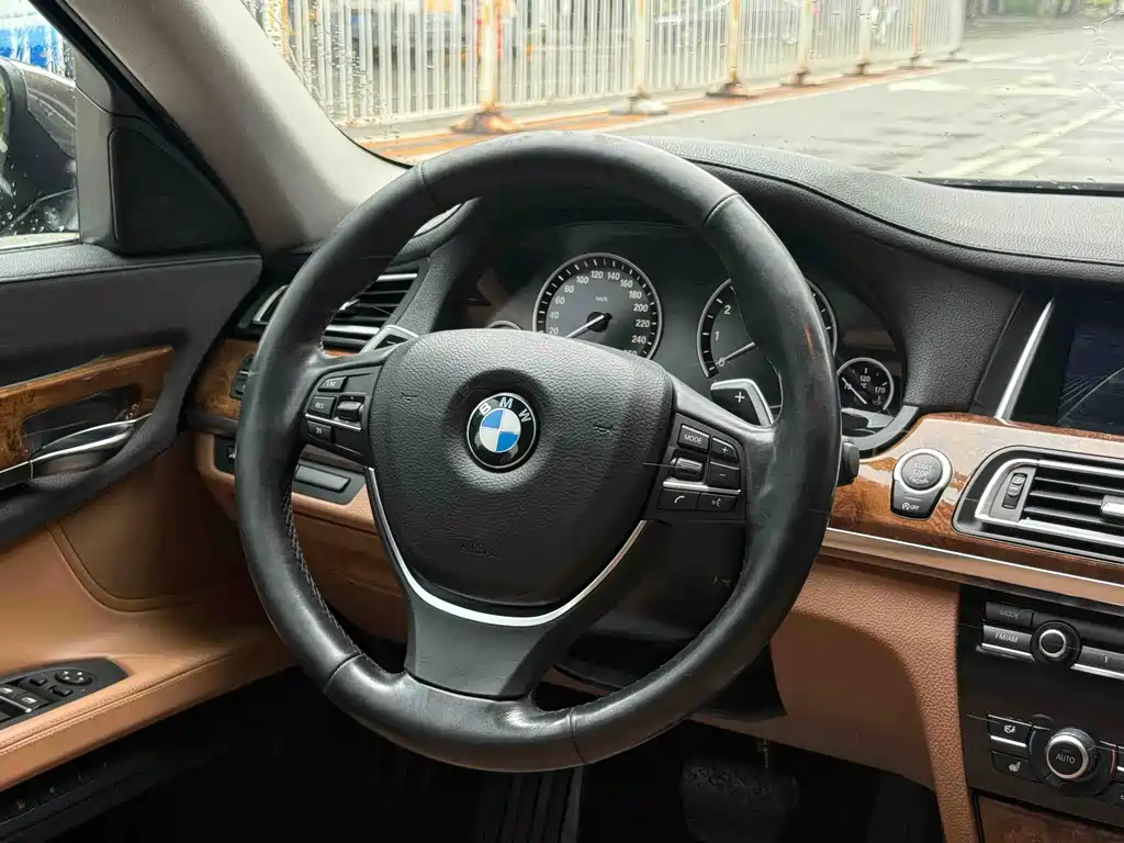 BMW 7 Series 2013 — фото 16
