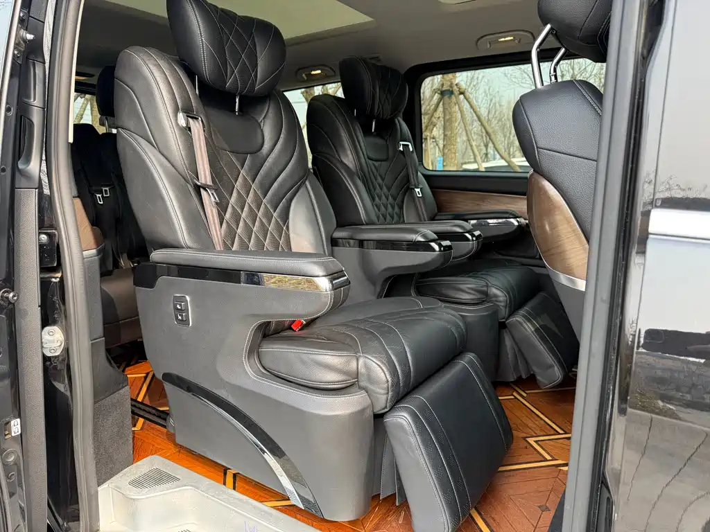 Mercedes-Benz V-Class 2022 — фото 12