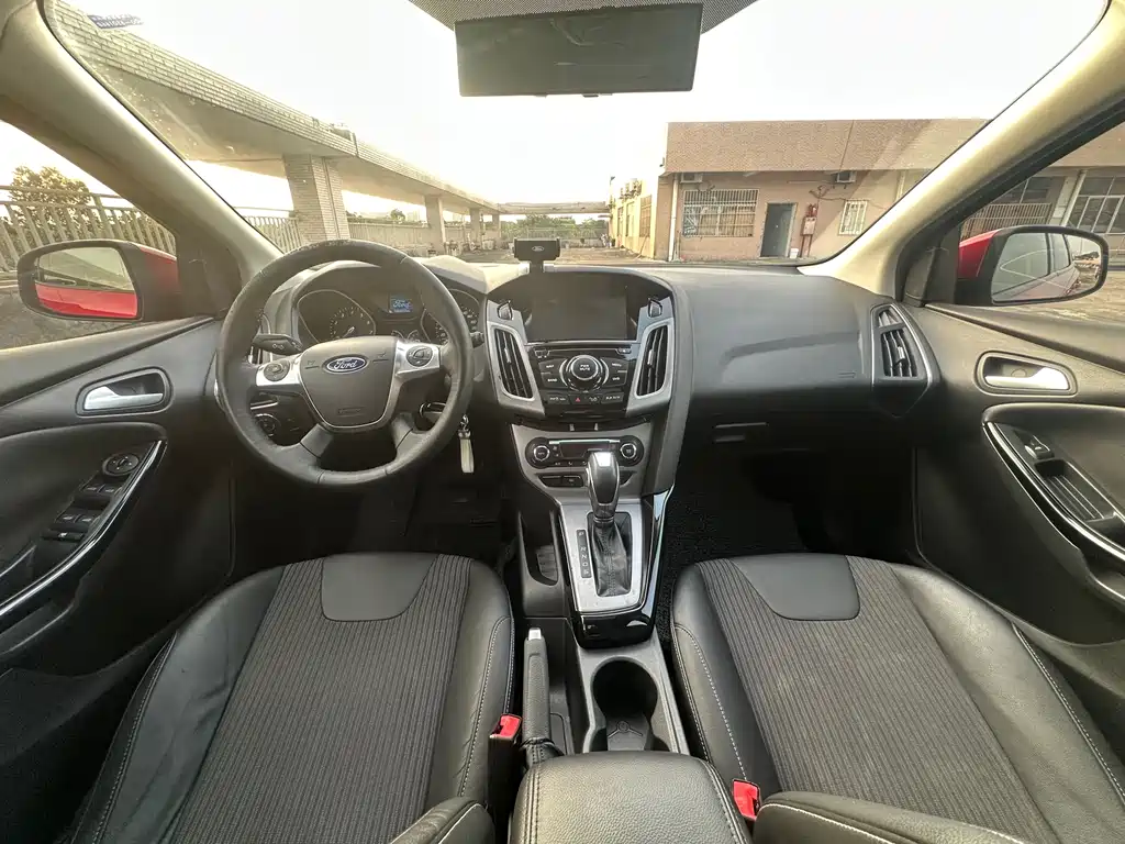 Ford Focus 2014 — фото 11