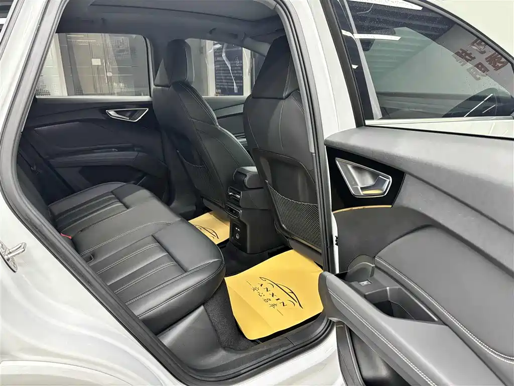 Audi Q4 e-tron 2024 — фото 16