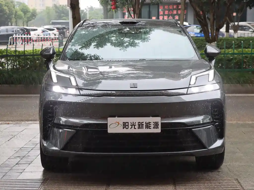 Lynk & Co 08 EM-P 2025