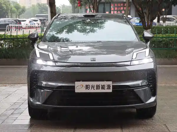 Lynk & Co 08 EM-P 2025