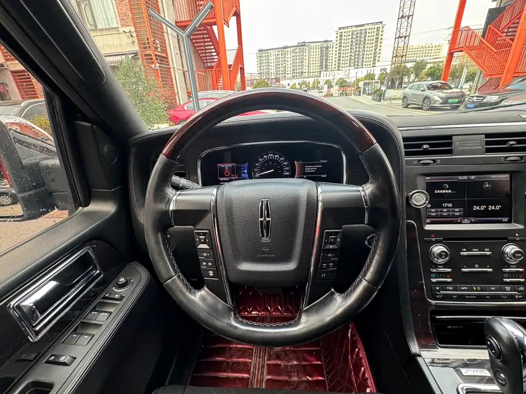 Lincoln Navigator 2017 — фото 10