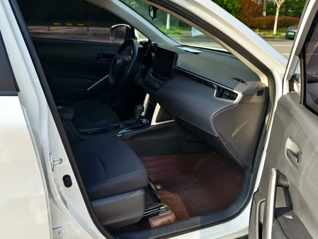 Toyota Corolla Cross 2023 — фото 15