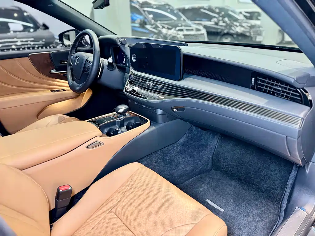 Lexus LS 2021 — фото 10