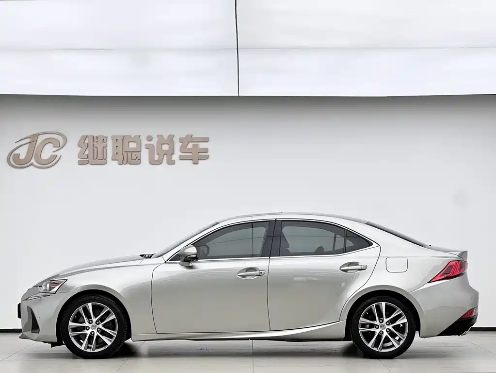 Lexus IS 2020 — фото 16