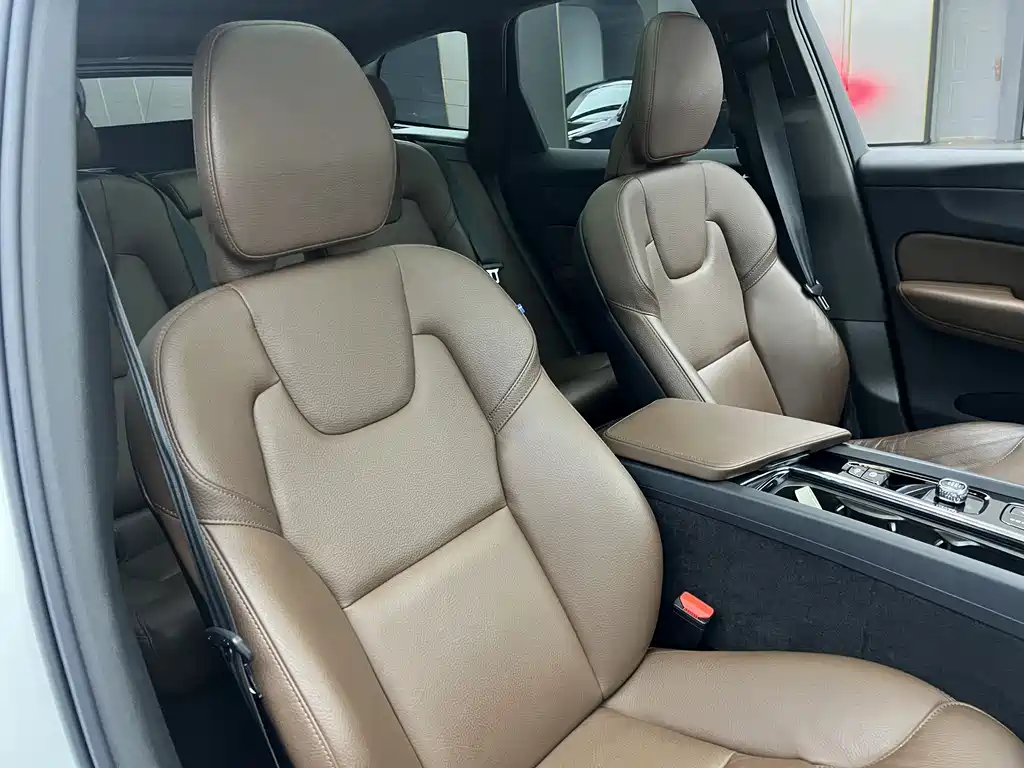 Volvo XC60 2022 — фото 21