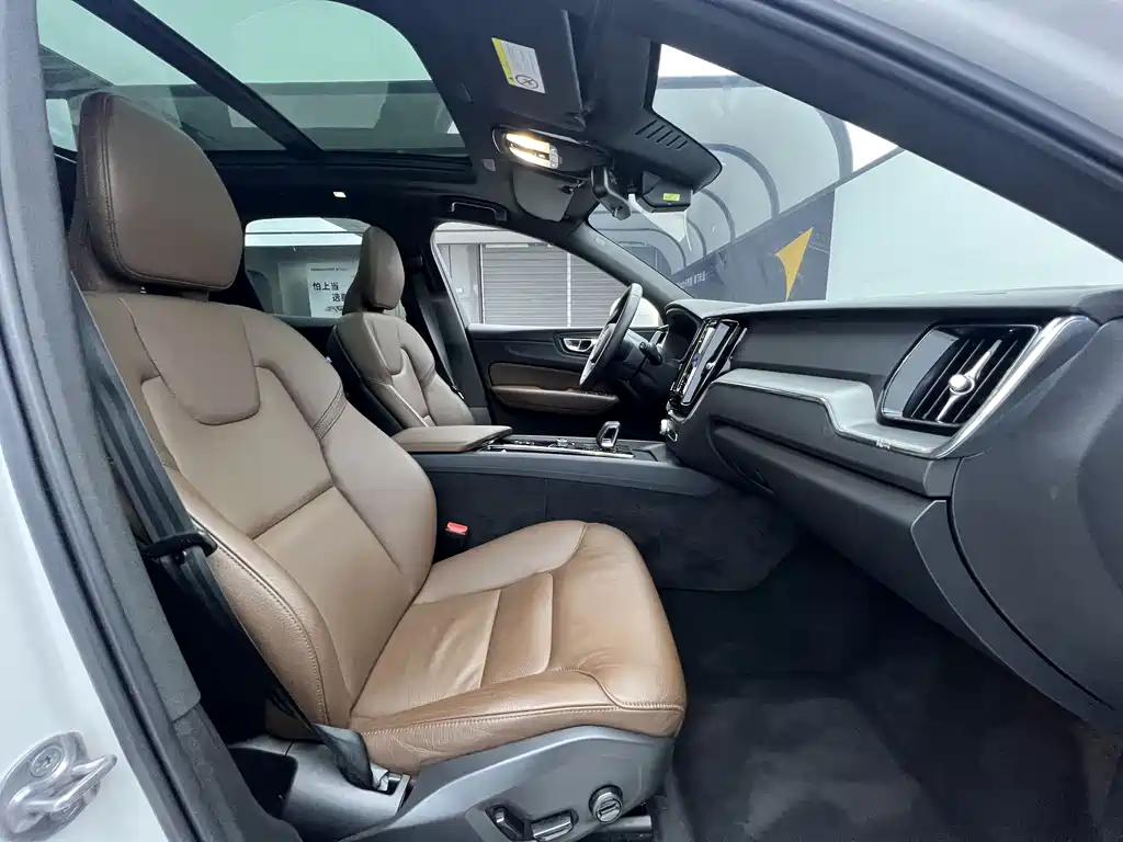 Volvo XC60 2022 — фото 19