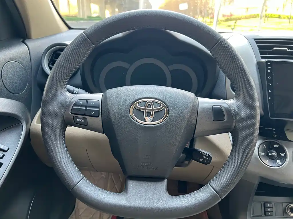 Toyota RAV4 2012 — фото 16