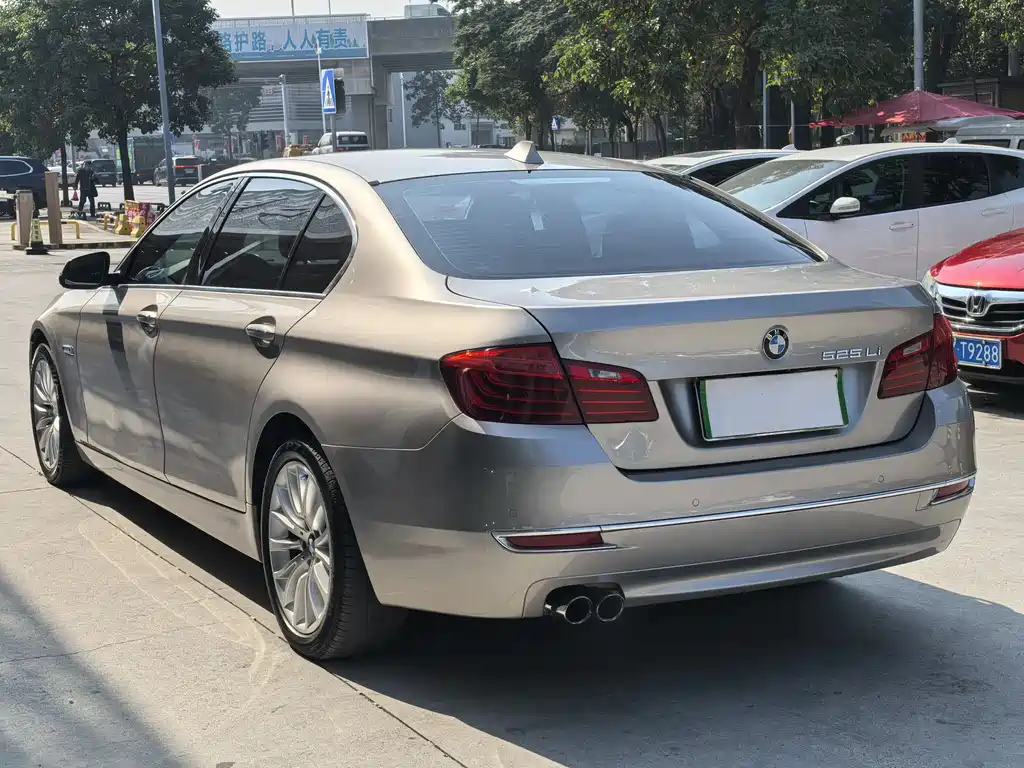 BMW 5 Series 2017 — фото 12