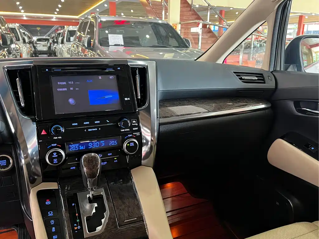 Toyota Alphard 2019 — фото 13