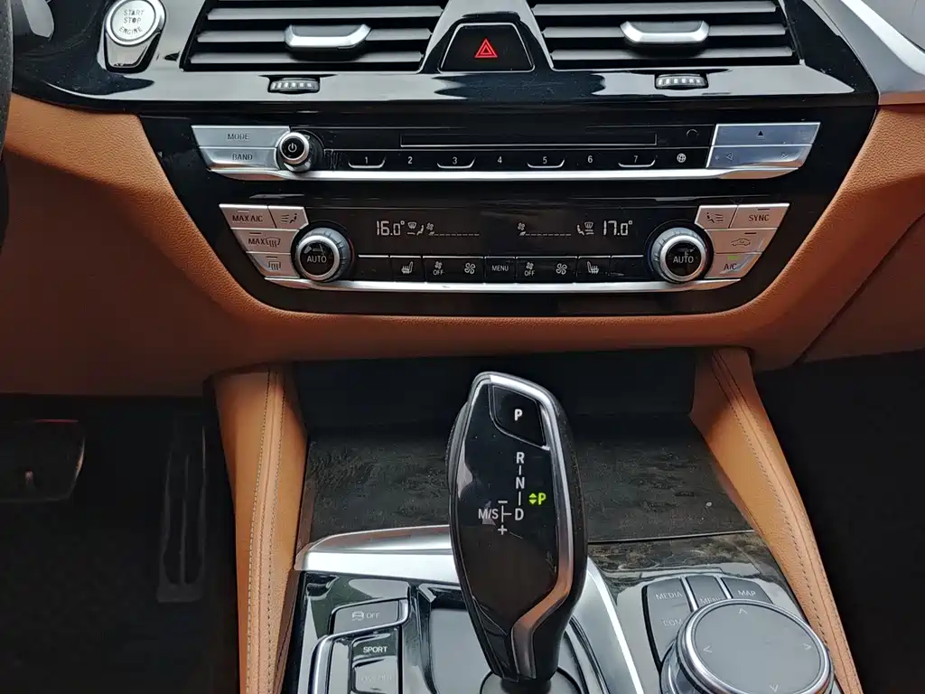 BMW 5 Series 2018 — фото 18