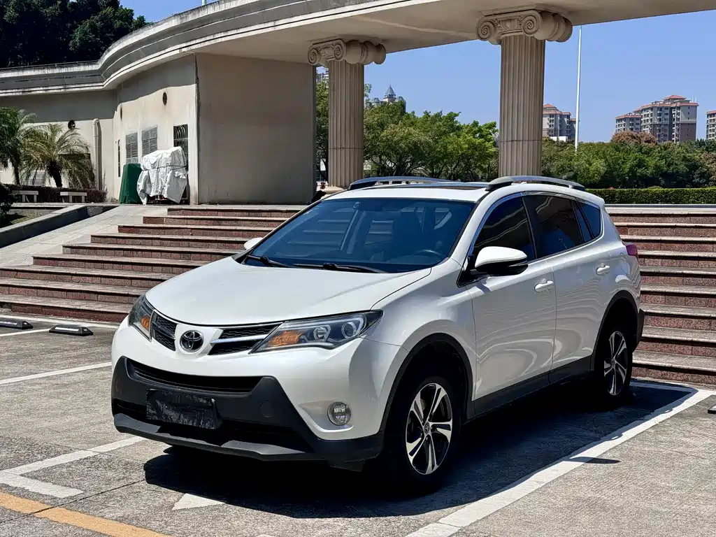 Toyota RAV4 2015 — фото 1