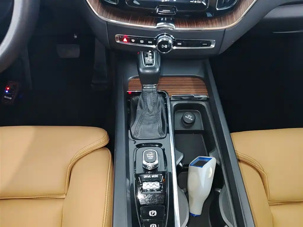 Volvo XC60 2018 — фото 14