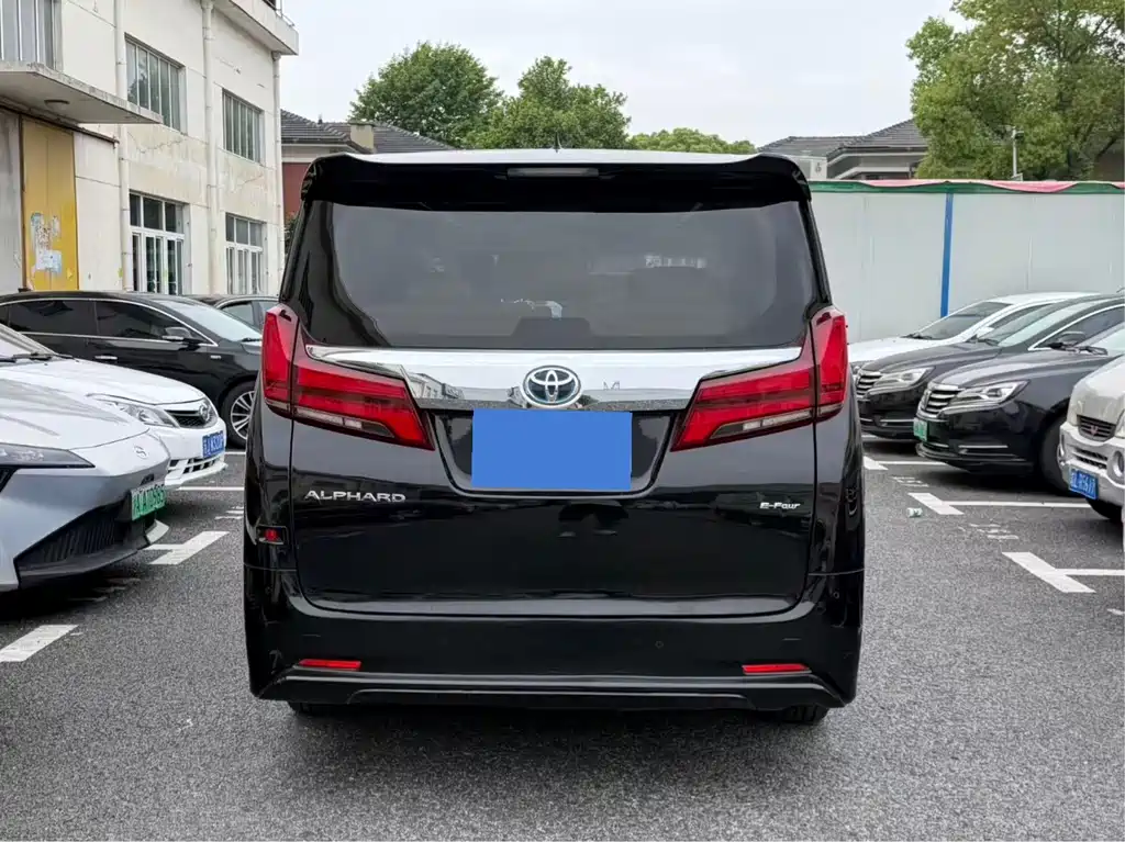 Toyota Alphard 2023 — фото 13