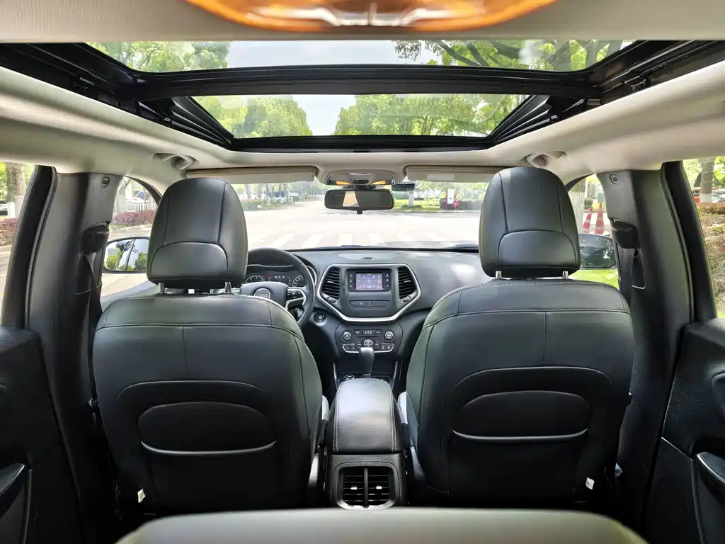 Jeep Cherokee 2017 — фото 16