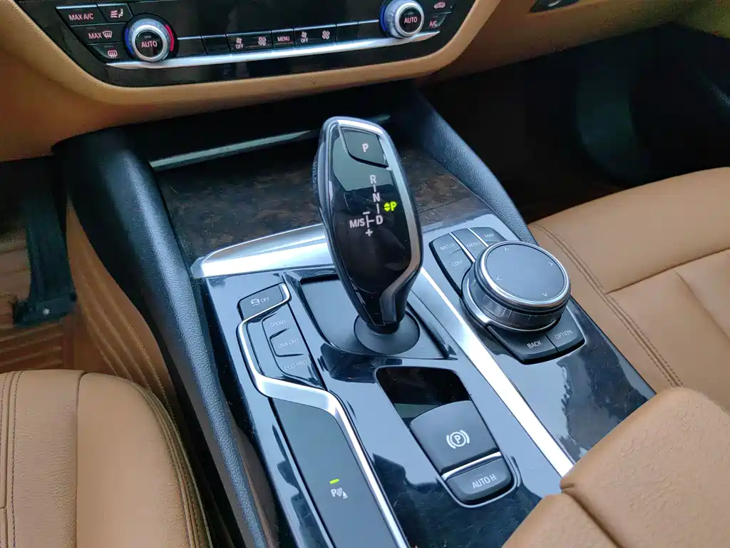 BMW 5 Series 2017 — фото 10