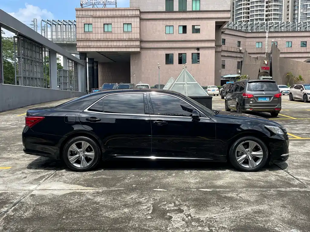 Toyota Crown 2017 — фото 12